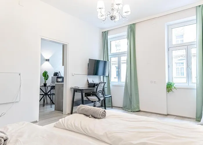 Danube Delight: Elegant Getaway Near Prater Stern דירה