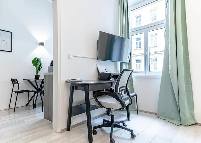 Danube Delight: Elegant Getaway Near Prater Stern *