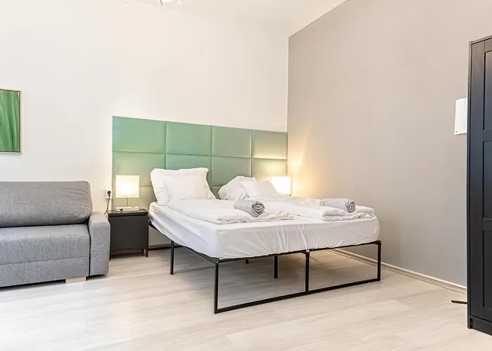 Danube Delight: Elegant Getaway Near Prater Stern דירה